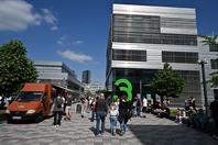 On 14 May 2022, Hochschule Düsseldorf – University of Applied Sciences (HSD) could finally celebrate its 50th anniversary – and the response exceeded everything all organisers had hoped for: Several thousand people came to celebrate during the day and well into the night, creating a unique atmosphere on campus and enjoying wonderful weather.